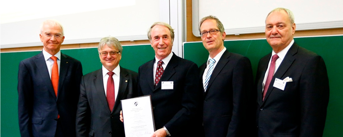 Feierliche Übergabe der Ludwig-Erhard-Stiftungsprofessur 2016 an Prof. Brodie (Mitte) durch den Stiftungsratsvorsitzenden Dr. Strunz (links) und den Stiftungsvorstandsvorsitzenden Prof. Woratschek (2. v. links) sowie Ehrengast Prof. Vargo (rechts) un